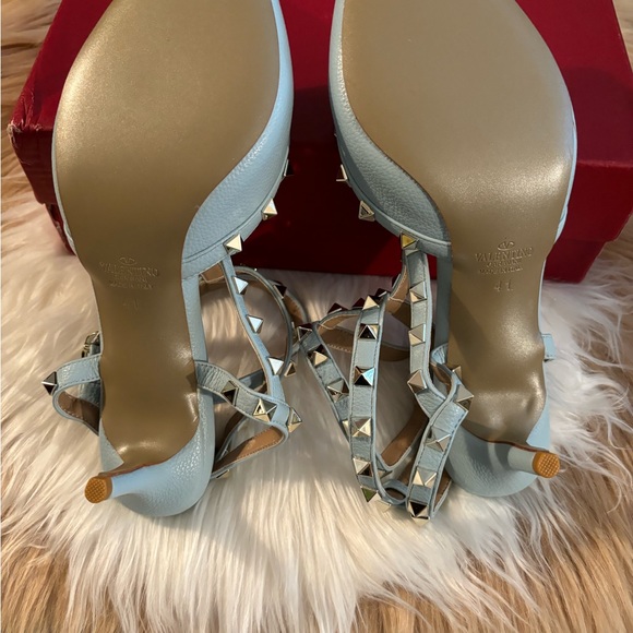 ROCK STUDDED BLUE HEELS. - Picture 4 of 6